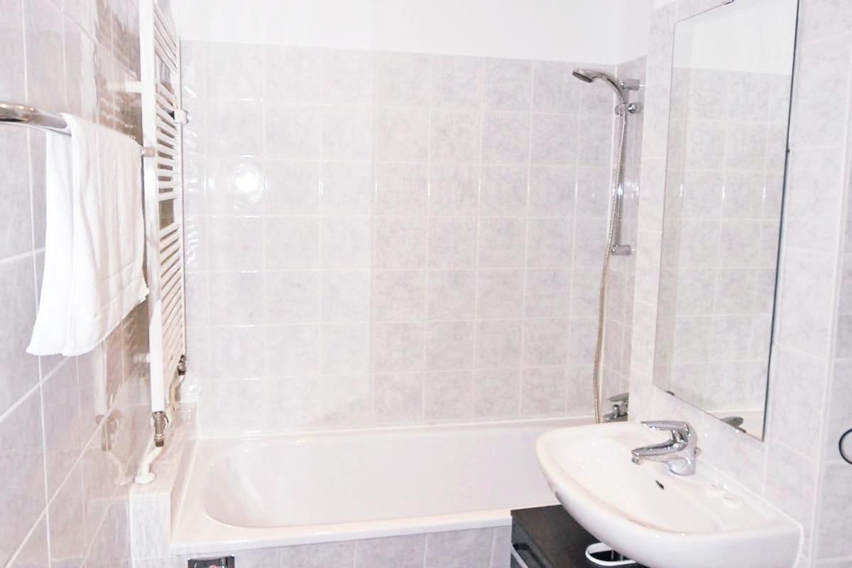 Wonderful And Cosy In The Heart Of Berlin, 1 Bedroom, 1 Living With Comfortable Bed Couch Lejlighed