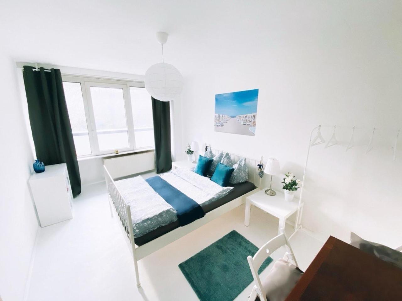 Apartment Wonderful And Cosy In The Heart Of Berlin, 1 Bedroom, 1 Living With Comfortable Bed Couch